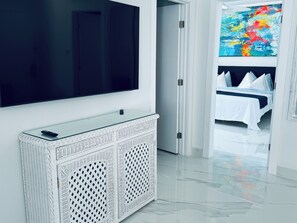 3 bedrooms, iron/ironing board, WiFi, bed sheets - 3-bds 3b in brilliant South Beach with AC, WiFi. OCEAN FRONT Live the dream (Miami Beach)
