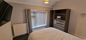 3 bedrooms, iron/ironing board, free WiFi, bed sheets - Cosy, spacious and comfortable family home in Huddersfield. (Huddersfield)