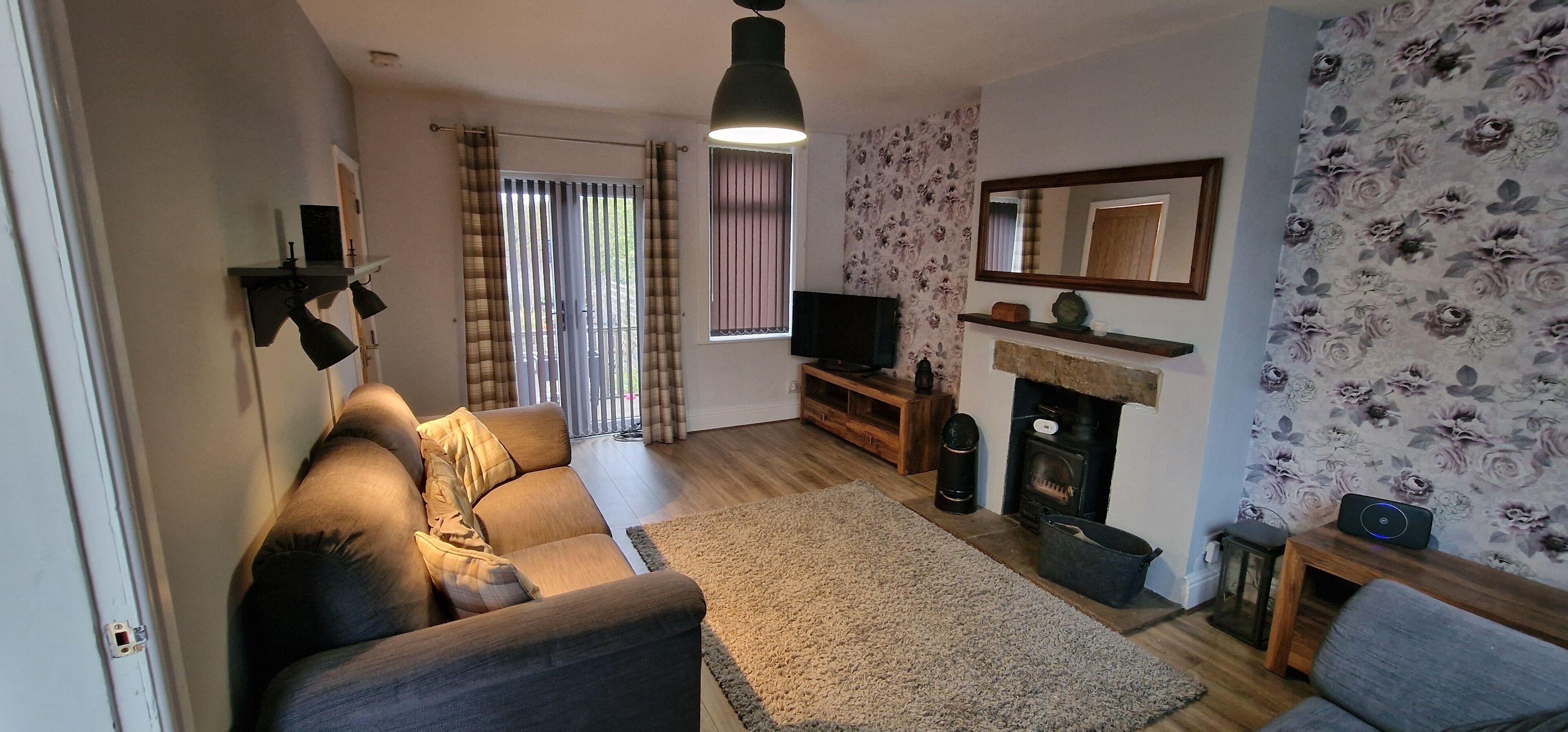 Een televisie en een open haard