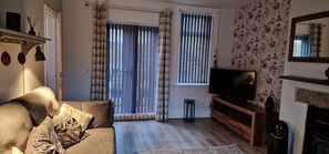 TV, fireplace - Cosy, spacious and comfortable family home in Huddersfield. (Huddersfield)