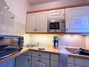 Kylskåp, mikrovågsugn, ugn och spishäll