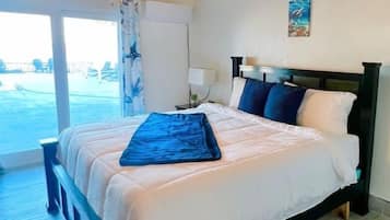 Habitación individual estándar, 1 cama Queen size, vista al océano, frente al mar | Minibar, caja de seguridad en la habitación y decoración personalizada