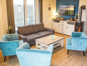 TV, fireplace, DVD player, books