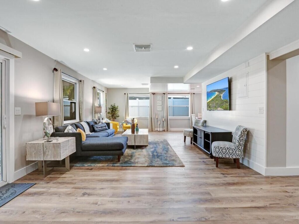 Photo 7 of Spacious 4 bed, 3 baths in highly desirable Lake Park.