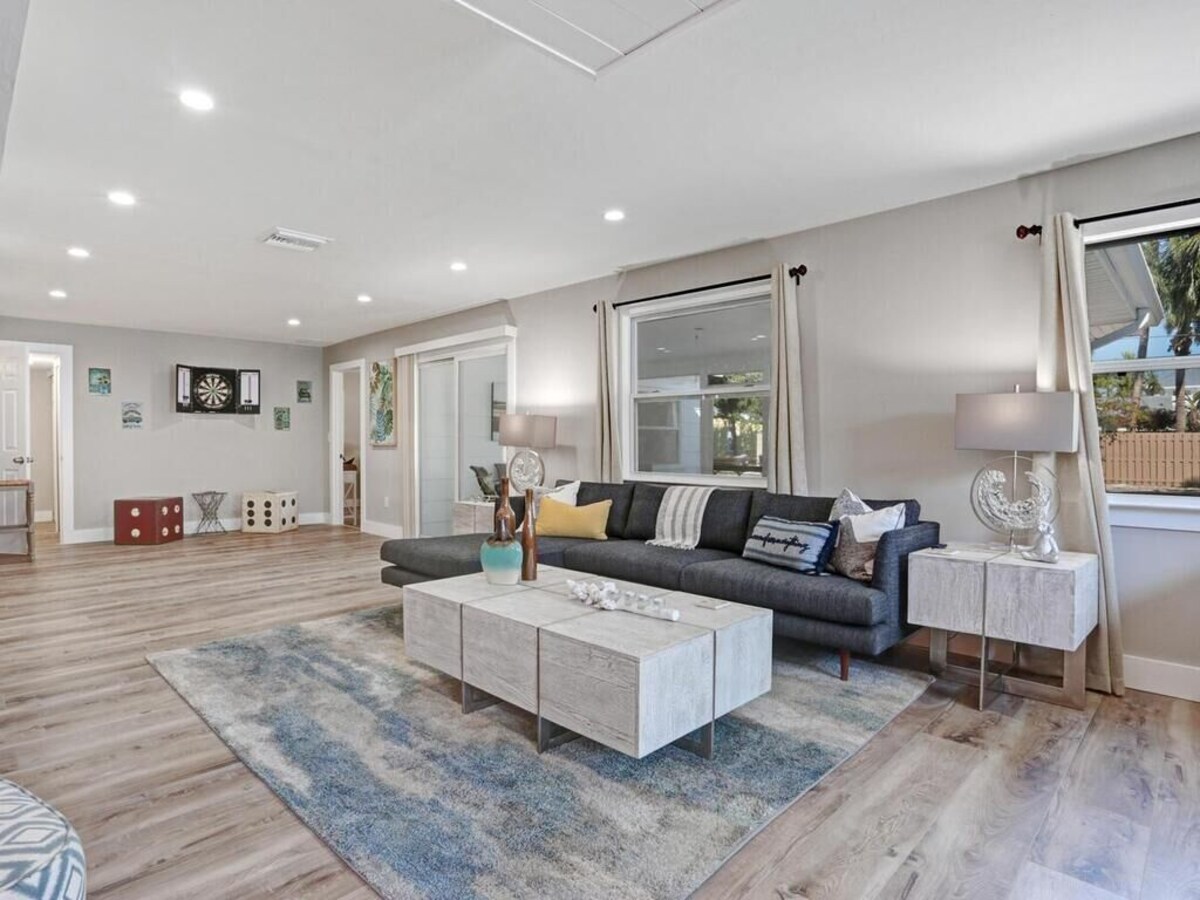 Photo 5 of Spacious 4 bed, 3 baths in highly desirable Lake Park.