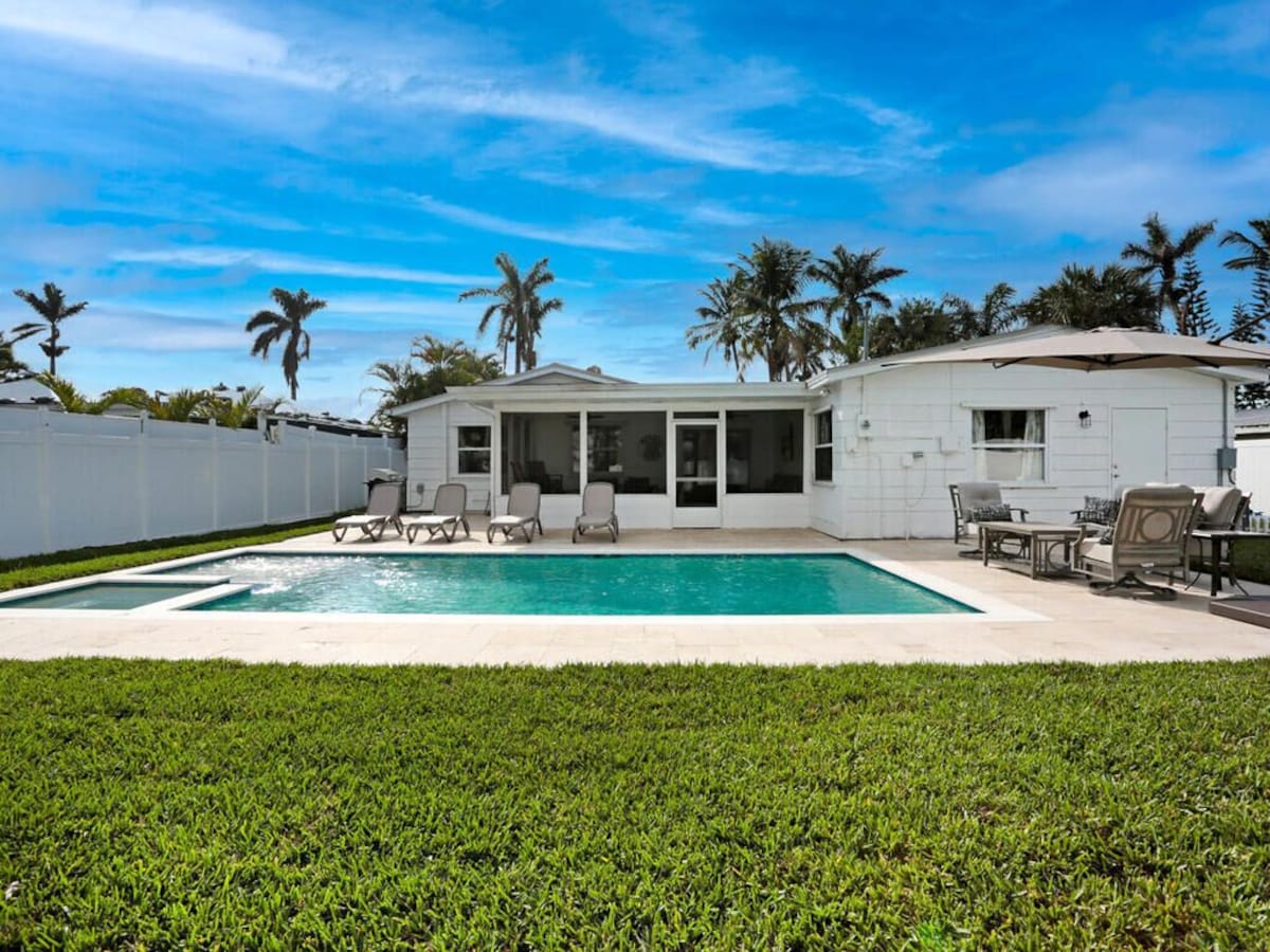 Photo 2 of Spacious 4 bed, 3 baths in highly desirable Lake Park.