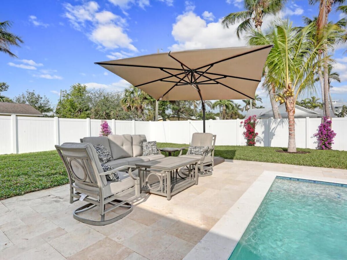 Photo 3 of Spacious 4 bed, 3 baths in highly desirable Lake Park.