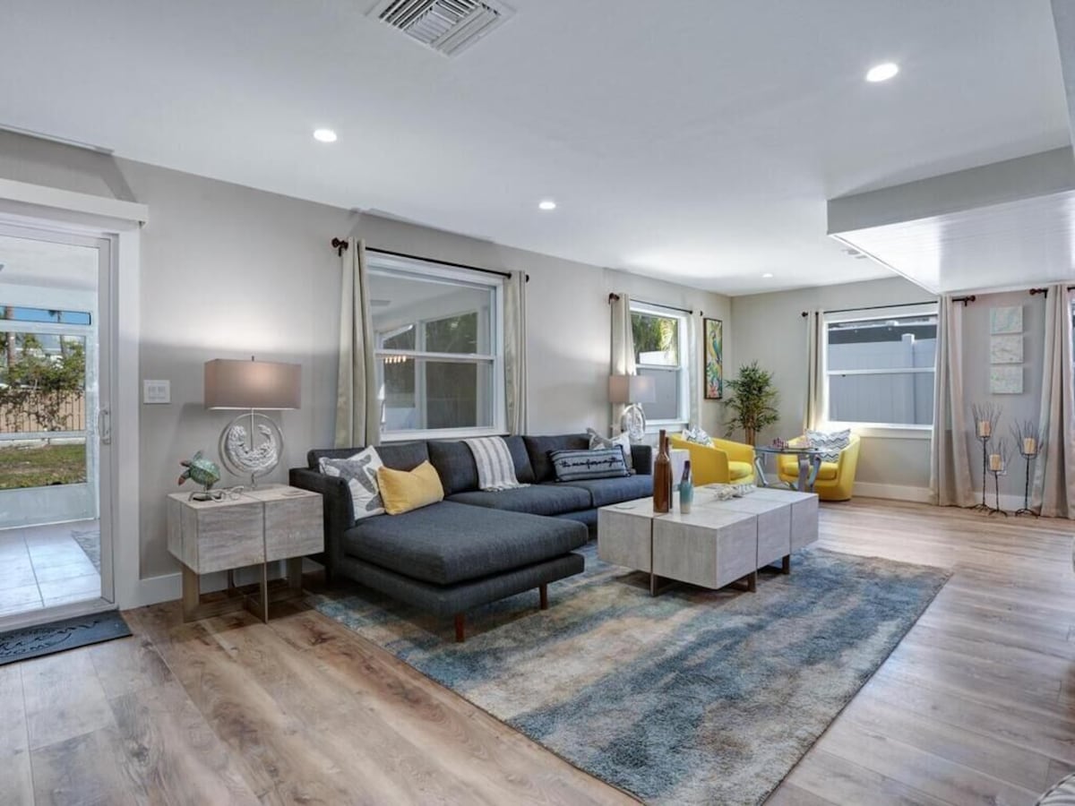 Photo 6 of Spacious 4 bed, 3 baths in highly desirable Lake Park.