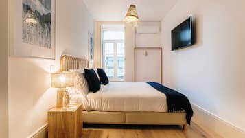 City Double Room | Egyptian cotton sheets, premium bedding, travel crib, free WiFi