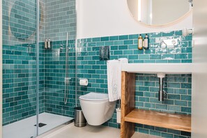 Panoramic Double Room | Bathroom | Shower, rainfall showerhead, hair dryer, towels - Ocean Porto - Beach House (Matosinhos)