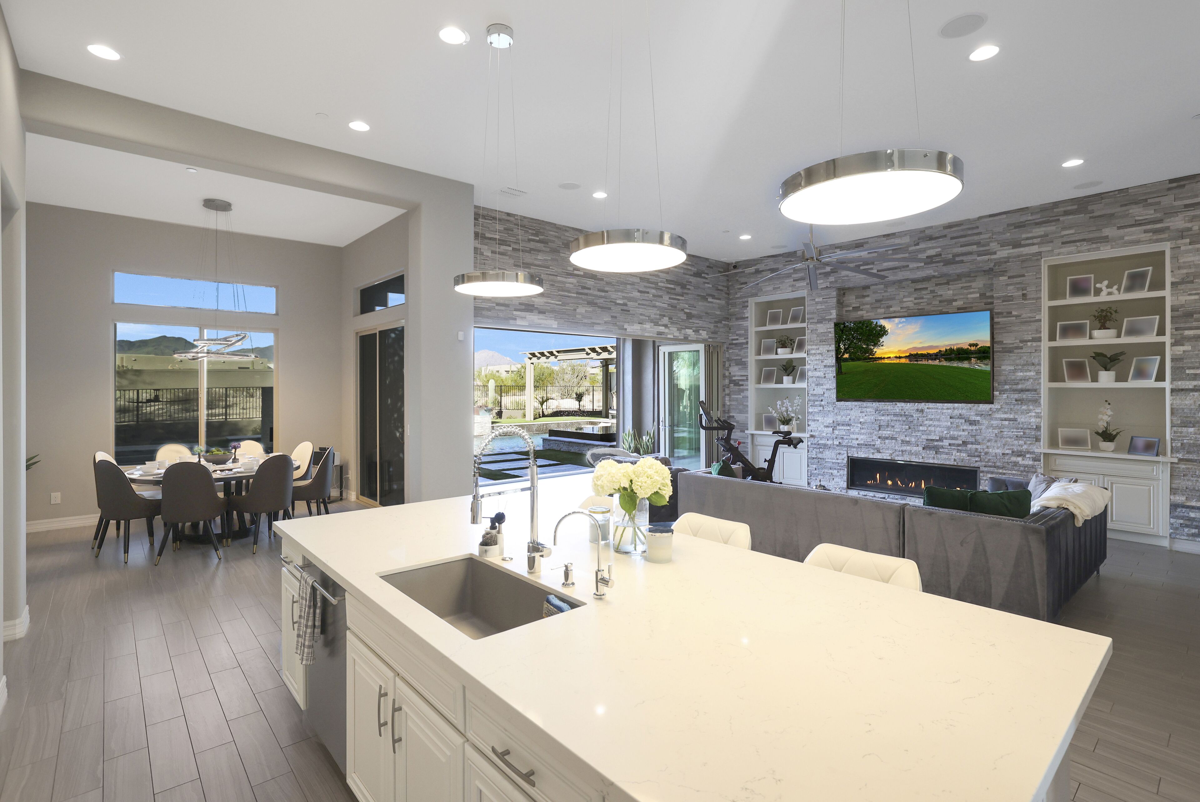 Een koelkast, een oven, een kookplaat, een vaatwasser