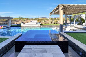 Utendørsbasseng og et oppvarmet basseng