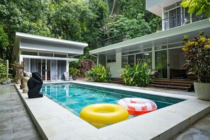 Una piscina al aire libre