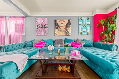 Pink Persuasion Situation: 3 bdrm Selfie House