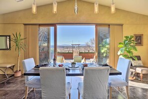 A dining area with a large table, chairs, and a view of the mountains. - Mtn-View Home w/ Fenced Backyard in Rimrock! (Rimrock)
