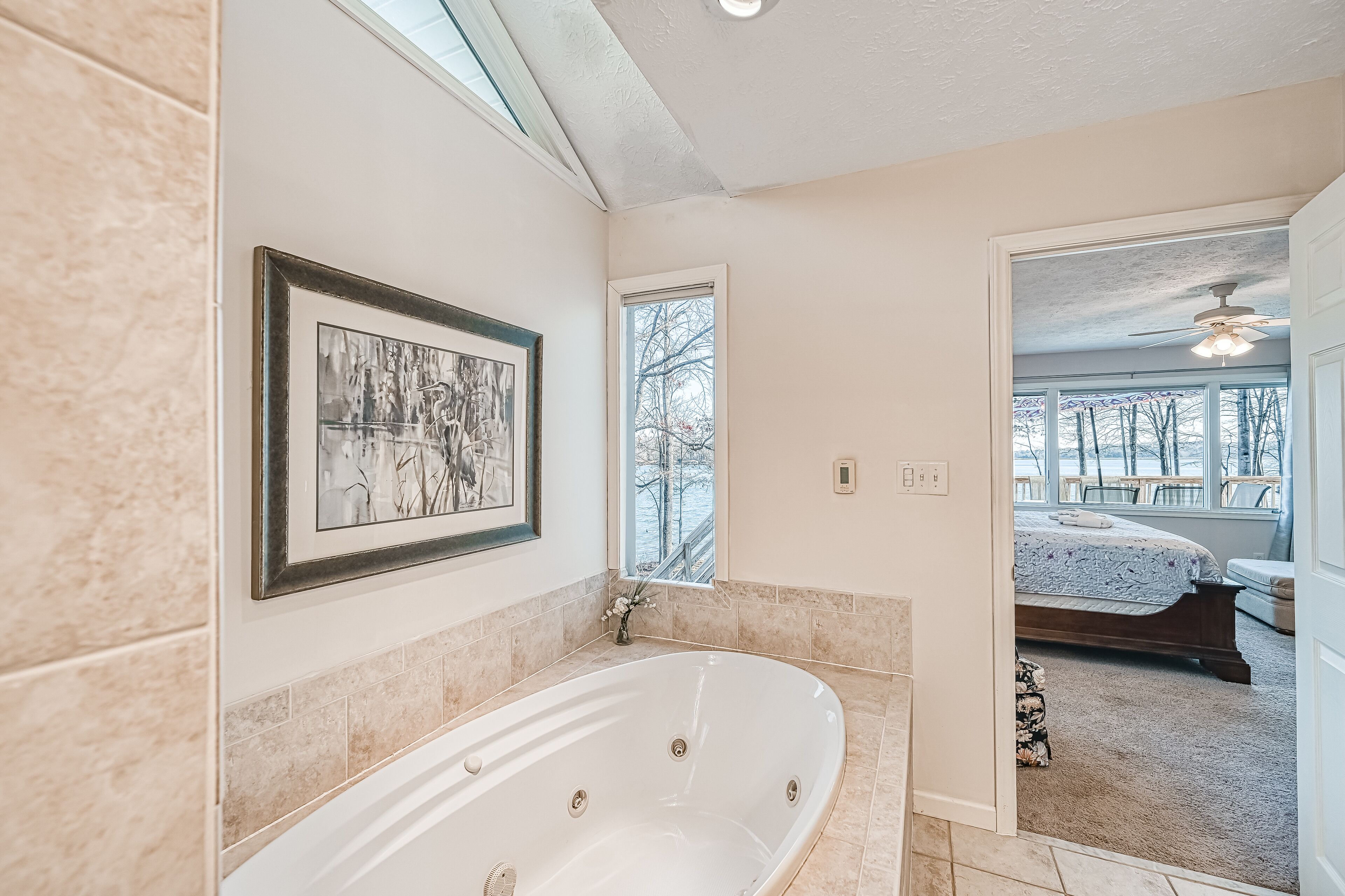 4 bedrooms, iron/ironing board, internet, bed sheets