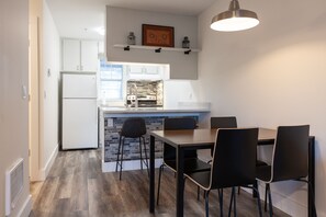 Dining - Recently updated, private , short walk to downtown (Hood River)