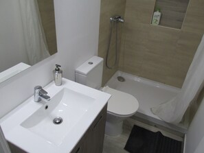 Executive Suite | Bathroom | Shower, rainfall showerhead, hair dryer, towels - GuestHouse Marialva Park (Seixal)
