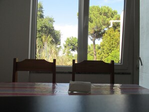 24-inch flat-screen TV with cable channels, TV - GuestHouse Marialva Park (Seixal)