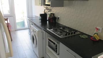 Kühlschrank, Mikrowelle, Esstisch