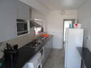 Fridge, microwave, dining tables - GuestHouse Marialva Park (Seixal)