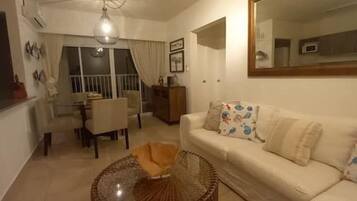 Una Smart TV, una mesa de tenis de mesa