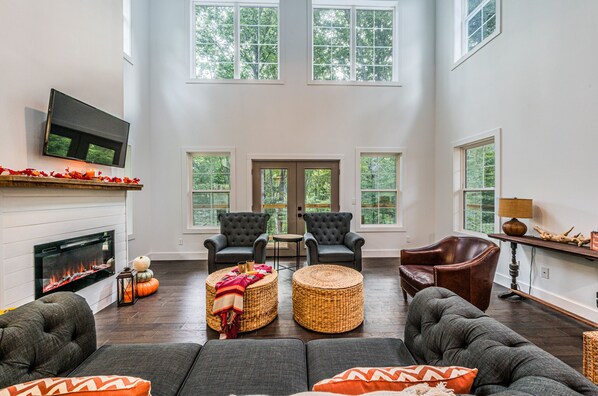 Älytelevisio, takka, videopelejä, DVD-soitin