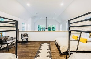 2 makuuhuonetta, työpöytä, vauvan matkasänky, ilmainen Wi-Fi