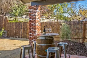 Outdoor dining - Spacious 4BR RanchHome w/2FirePits (Atascadero)