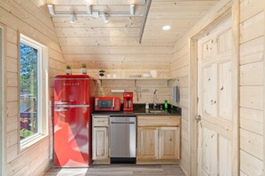 Kühlschrank, Mikrowelle, Herdplatte, Geschirrspüler