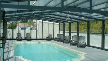 Een binnenzwembad en een buitenzwembad