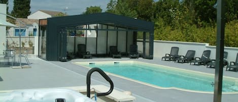 Una piscina cubierta, una piscina al aire libre