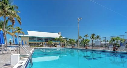 Florida Keys waterfront RV site with sunset views in Resort style community