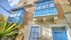 A building with blue-framed windows, a white door, and a small balcony. - Spectacular spacious house with sun terrace ILJU1-1 (Sliema)