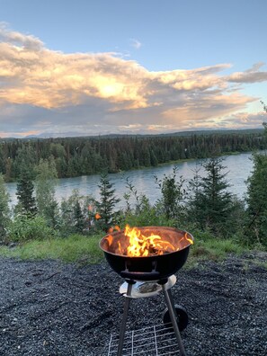 BBQ/picnic Area - Joy's Kenai River Cabins (Sterling)