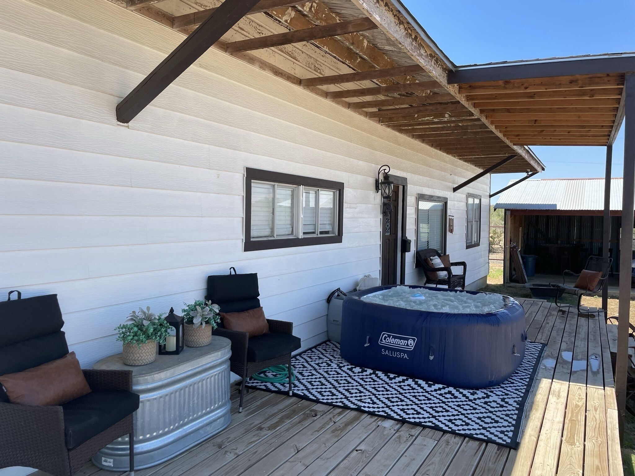 Peaceful & secluded 3 bed. On 24 acres. hot tub.
