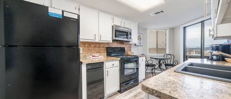 冰箱、微波炉、烤箱、炉灶