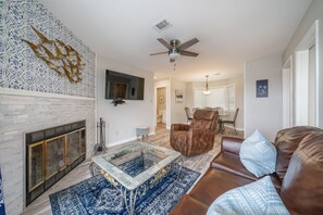 Smart-TV, Kamin, DVD-Player, Tischtennisplatte