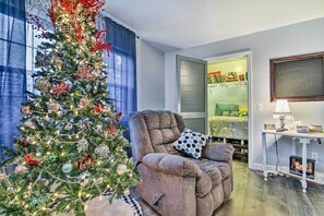 TV, books - 14 Mi to Frankenmuth: Apt on 3 Acres in Clio! (Clio)