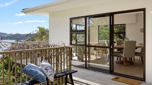 Outdoor dining - Pohutakawa Tree House - surrounded by bird song and ocean views. (Matakana)
