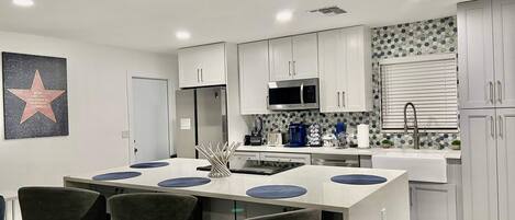 Kylskåp, mikrovågsugn, ugn och spishäll