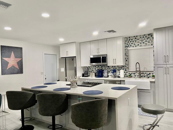 Refrigerador, microondas, horno, placa de cocina