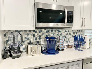 冰箱、微波炉、烤箱、炉灶