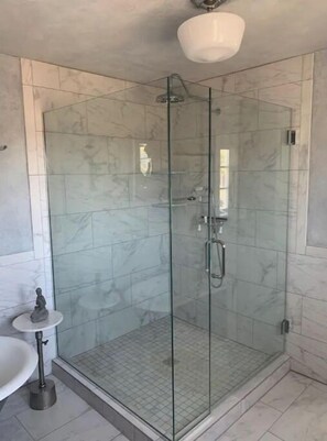 Shower, eco-friendly toiletries, hair dryer, towels - Waterfront Property with  Private Beach and Deck (Sequim)