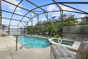 Una piscina al aire libre, una piscina climatizada