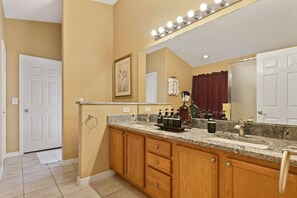 Ducha, secador de pelo, toallas y jabón