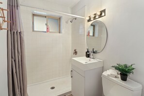 Apartemen Premier | Kamar mandi | Shower, pengering rambut,  dan handuk