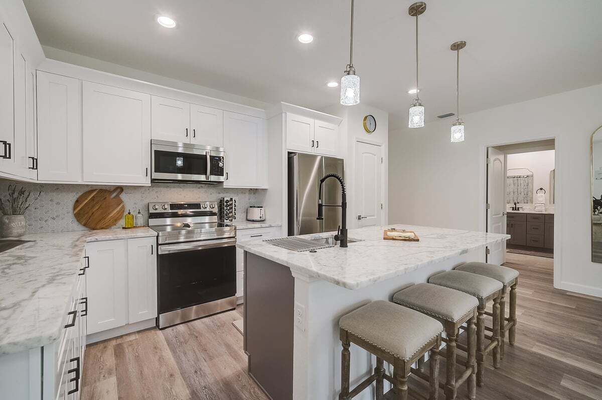 Jääkaappi, mikroaaltouuni, uuni, liesi