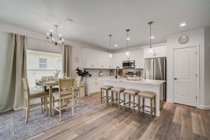 Dining - South West Family Home , 3 Bedroom 2 Bath, King bed suite, 4 Beds , 6 Guests  (Rotonda West)