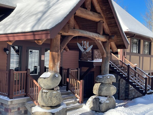 Exterior detail - Ski in/ Ski out Modern 1 bedroom with fireplace (Mont-Tremblant)